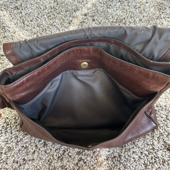 Coach legacy leather brown messenger bag, brass hardware, adjustable strap - Picture 9 of 16